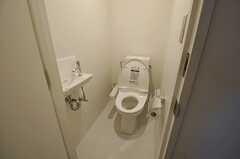 トイレはウォシュレット付きです。(2014-03-28,共用部,TOILET,2F)