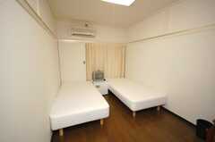 専有部の様子4。基本的にベッドは2台設置されている。2名入居時はこんな感じ。（109号室）(2008-10-14,専有部,ROOM,1F)