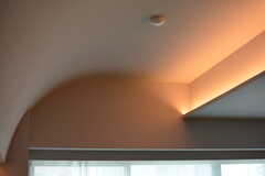 天井の一部はアーチになっています。(2023-05-16,共用部,LIVINGROOM,3F)