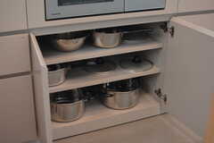 鍋類はヒーター下に収納されています。(2023-05-16,共用部,KITCHEN,3F)
