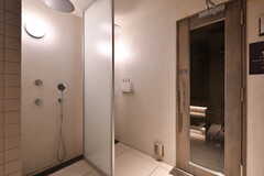 女性用シャワーブースの様子。右手のドアがサウナです。※利用には契約が必要です。(2023-05-16,共用部,OTHER,2F)