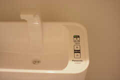 水を流すのは、レバーではなく本体のボタンを押します。手を洗うための水もボタンで操作。(2018-01-12,共用部,TOILET,2F)