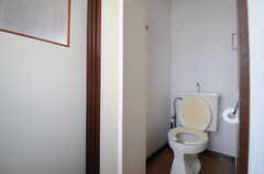 207号室の手前には折戸式のトイレがあります。(2013-04-18,共用部,TOILET,2F)
