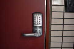 玄関の鍵はナンバー式のオートロック。(2020-01-31,周辺環境,ENTRANCE,1F)
