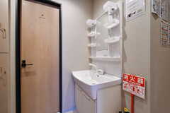 廊下に設置された洗面台。(2020-01-31,共用部,WASHSTAND,1F)