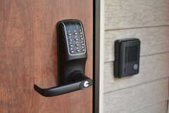 玄関の鍵はナンバー式のオートロック。(2021-03-16,周辺環境,ENTRANCE,1F)