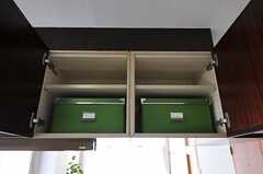 吊り戸棚には、部屋ごとに分けられた食材などを置くスペースがあります。(2011-10-04,共用部,KITCHEN,5F)