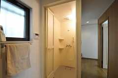 シャワールームの様子。対面に洗面台もあります。(2011-10-04,共用部,BATH,5F)