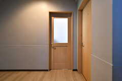 廊下の様子。正面のドアがリビングです。(2023-02-28,共用部,OTHER,3F)