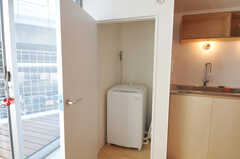 扉を開けると洗濯機が。(2011-01-28,共用部,LAUNDRY,3F)
