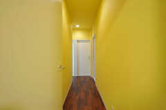 リビング脇のドアを開けると、部屋へ向かう廊下があります。(2012-10-22,共用部,OTHER,1F)