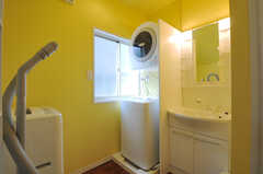玄関正面の水まわり設備の様子。洗面台と洗濯機・乾燥機が設置されています。(2012-10-22,共用部,LAUNDRY,1F)
