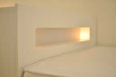 ベッドレストには照明が埋め込まれています。（103号室）(2012-10-22,専有部,ROOM,1F)