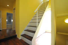 階段脇の奥からベランダに出られます。また、階段下にブーツ専用の収納スペースがあります。(2012-10-22,共用部,OTHER,2F)