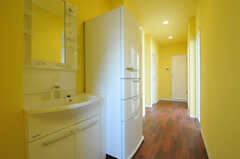 廊下の様子。突き当り正面にシャワールームがあります。(2012-10-22,共用部,OTHER,3F)