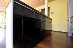 キッチンの対面にある作業台は、収納としても利用できます。(2011-09-15,共用部,KITCHEN,1F)