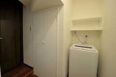 洗濯機の様子。対面にも洗濯機と乾燥機が設置されています。左手の扉は、ブーツなどを収納できるスペースです。(2011-09-15,共用部,LAUNDRY,1F)