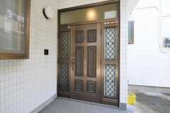 シェアハウスの玄関ドアの様子。(2012-07-11,周辺環境,ENTRANCE,1F)