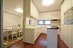 リビングの様子。キッチンと一体となった空間に仕上がっています。(2012-07-11,共用部,LIVINGROOM,1F)