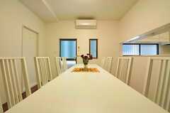 テーブルも椅子も真っ白。(2012-07-11,共用部,LIVINGROOM,1F)