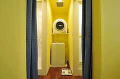 洗濯機と乾燥機の様子。両側にシャワールームがあります。(2012-07-11,共用部,LAUNDRY,1F)