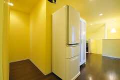 廊下には冷蔵庫と収納が設置されています。左手の廊下を進んだ先が204号室と205室です。(2012-07-11,共用部,OTHER,2F)