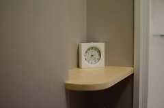 脱衣室の小さな棚には、時計が置かれています。(2013-04-09,共用部,BATH,1F)