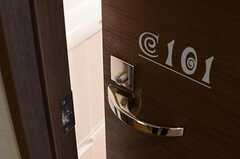 専有部のドアには、ルームナンバーがデザインされています。（101号室）(2013-04-09,専有部,ROOM,1F)