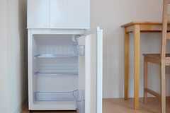 専有部には2ドアの冷蔵庫が備え付けです。（201号室）(2013-04-09,専有部,ROOM,2F)