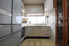 キッチンの様子。右手前に食器棚が置かれています。(2014-02-07,共用部,KITCHEN,1F)