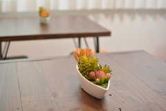 テーブルに飾られた多肉の造花。(2020-08-21,共用部,LIVINGROOM,1F)
