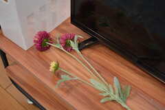 TV台に飾られた造花。至る場所に飾られています。(2020-08-21,共用部,TV,1F)