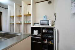 キッチン家電の様子。棚には部屋ごとに使える調味料ボックスが用意されています。(2020-08-21,共用部,KITCHEN,1F)