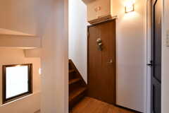 廊下の様子。階段横のドアの先が水まわり設備です。(2020-08-21,共用部,OTHER,2F)
