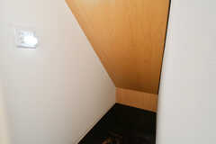 階段裏のスペース。ちょっとした物置として使えそうです。（3102号室）(2022-07-25,専有部,ROOM,3F)