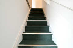 階段の様子。絨毯の緑が良い色です。(2022-07-25,共用部,OTHER,3F)