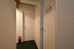 右手はパウダールームのドアです。(2022-07-25,共用部,OTHER,4F)
