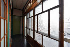 廊下の窓枠はレトロ。（101号室）(2020-11-11,専有部,ROOM,1F)