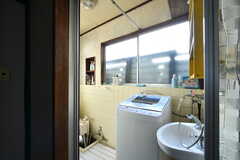 洗濯機はバスルーム内の脱衣スペースに置かれています。（101号室）(2020-11-11,専有部,ROOM,1F)