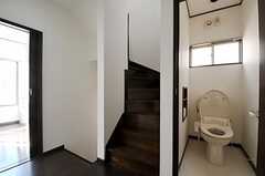 階段とウォシュレット付きトイレの様子。(2011-01-25,共用部,TOILET,2F)