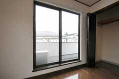 掃き出し窓からはベランダに出られます。（202号室）(2011-11-18,専有部,ROOM,2F)