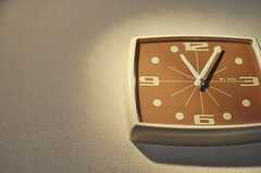 時計はレトロフューチャーなデザイン。(2012-01-18,共用部,LIVINGROOM,2F)