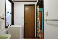 バスルームから水まわり設備を見ると正面がトイレです。乾燥機を設置予定とのこと。(2012-01-18,共用部,BATH,2F)