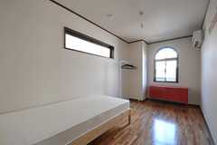 専有部の様子。各部屋に、収納とポールハンガーが設置されています。（201号室）(2012-01-18,専有部,ROOM,2F)