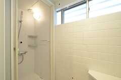 シャワールームの様子2。こちらは脱衣室に白いタイルが使われています。(2016-02-26,共用部,BATH,1F)