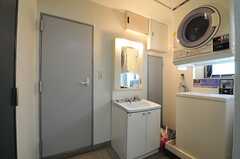 洗面台とコイン式の洗濯機・乾燥機の様子。廊下の両端に水まわり設備があります。(2014-03-24,共用部,LAUNDRY,2F)