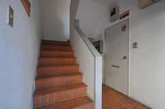 マンションの階段。階段脇にポストがあります。(2012-01-06,周辺環境,ENTRANCE,1F)