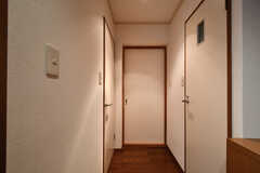 廊下の様子。右手のドアがトイレです。(2021-02-16,共用部,OTHER,3F)