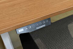 スタンディングデスクはボタンで高さを調節します。（301号室）(2021-02-16,専有部,ROOM,3F)