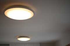 照明は調光可能で、暖色系の明かりにすることもできます。(2013-10-16,共用部,LIVINGROOM,2F)